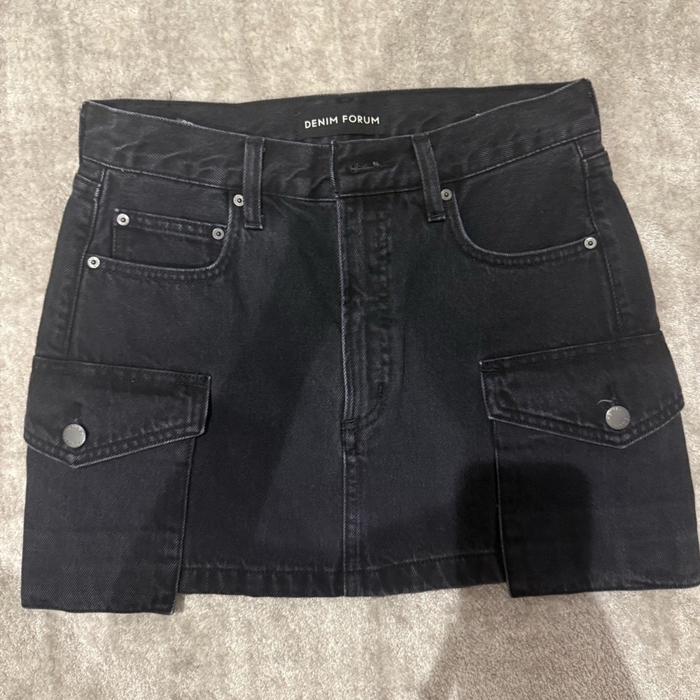 aritzia denim forum 90s mid rise cargo miniskirt size 25
